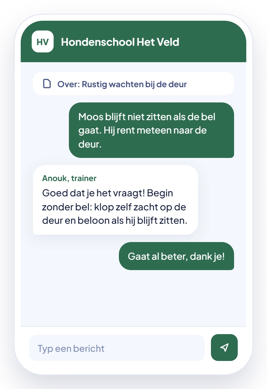 Berichten tussen een cursist en trainer Anouk van Het Veld over rustig wachten bij de deur.